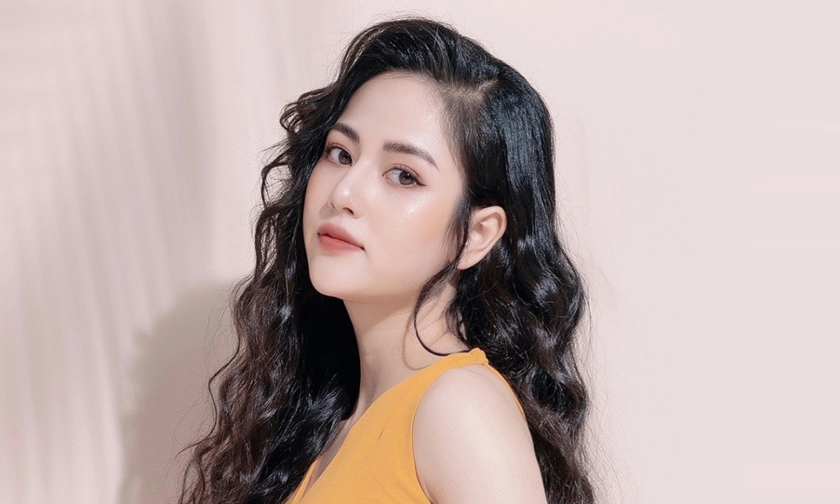 Tiểu sử diễn viên Việt Hoa