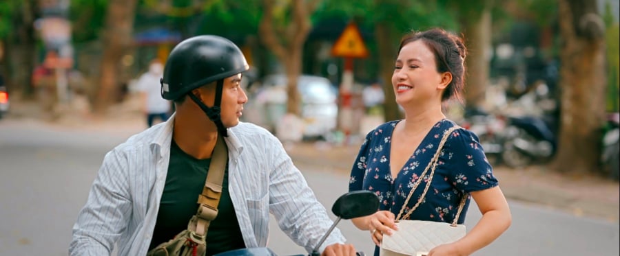 Cô bán trà đá trong phim Làng Trong Phố