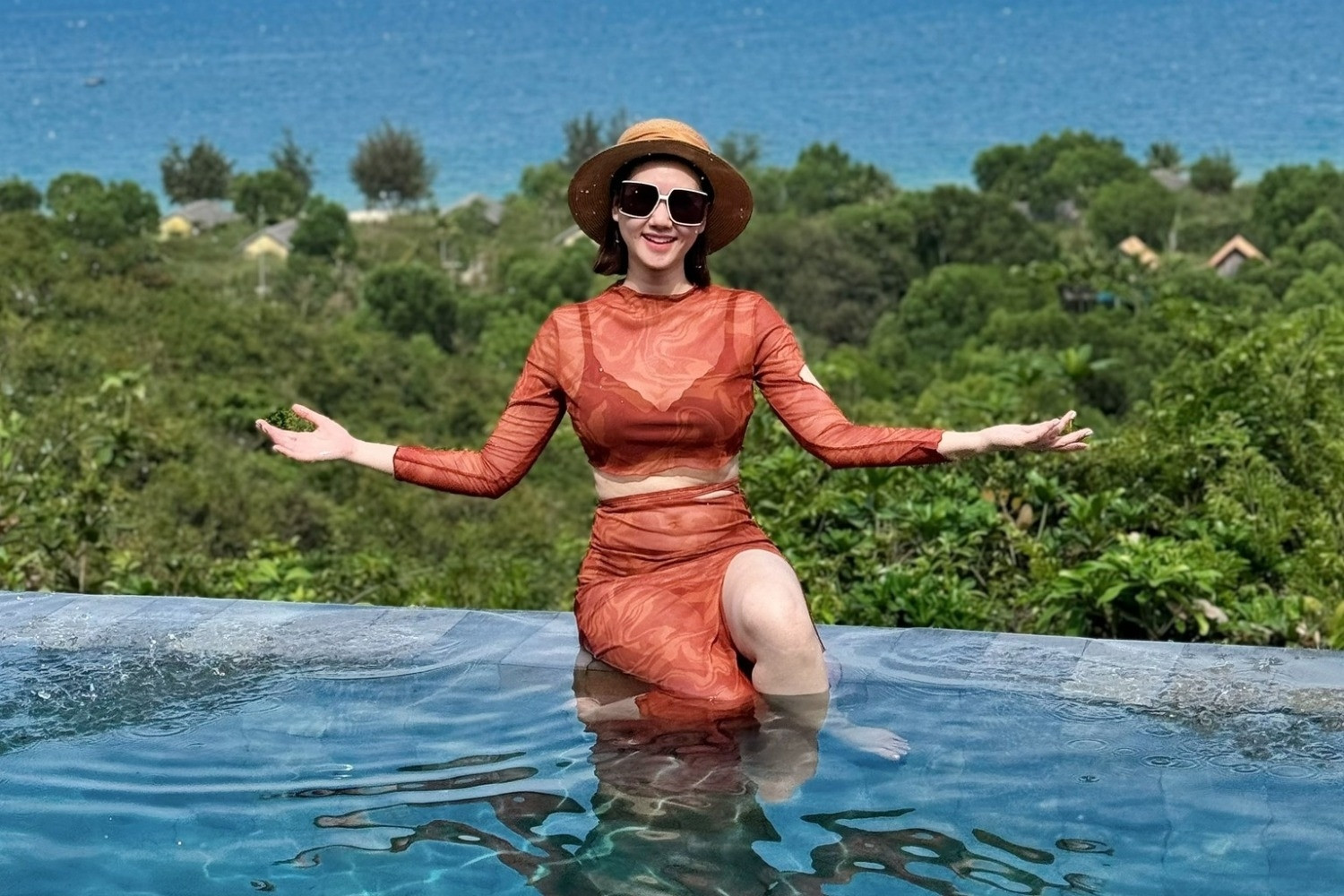 Nhan sắc mặn mà của diễn viên Hương Giang