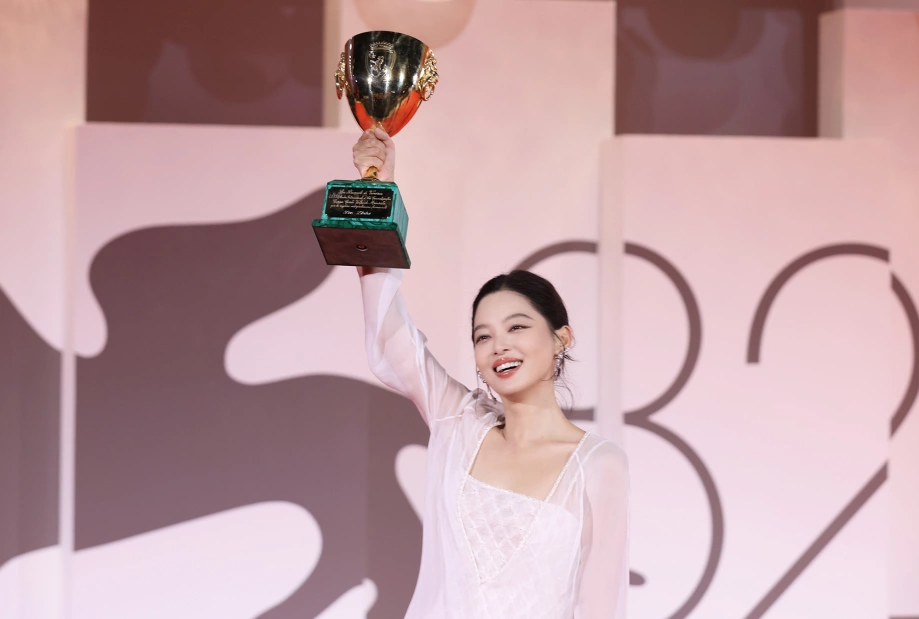 Tân Chỉ Lôi thắng Nữ chính xuất sắc Liên hoan phim Venice 2-25