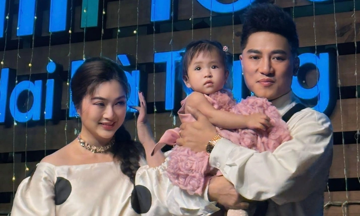 Diễn viên Thanh Trúc cùng chồng và con gái