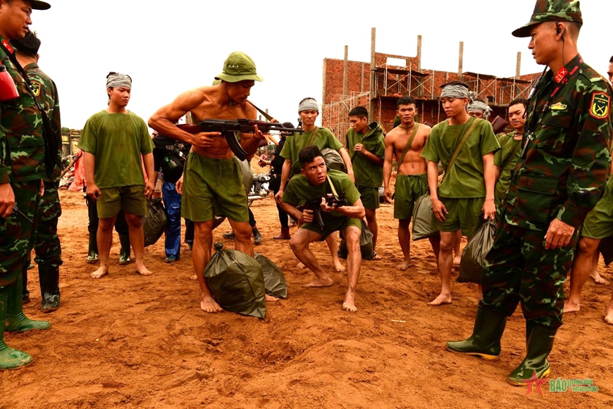 Câu chuyện xoay quanh bộ phim Mưa Đỏ