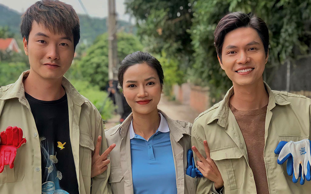 Diễn viên Anh Đào cùng các bạn diễn trong Lối Về Miền Hoa