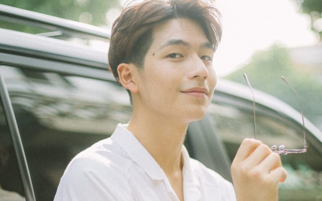 Quốc Anh với phong cách ăn mặc trẻ trung