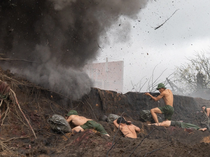 Quá trình quay phim Mưa Đỏ gặp rất nhiều khó khăn