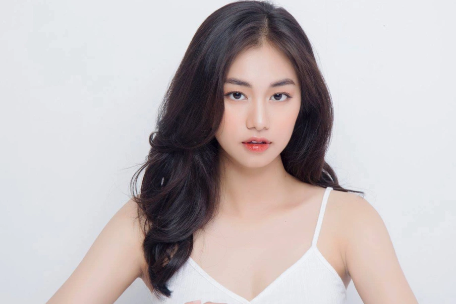 Chân dung diễn viên Ngân Hòa 