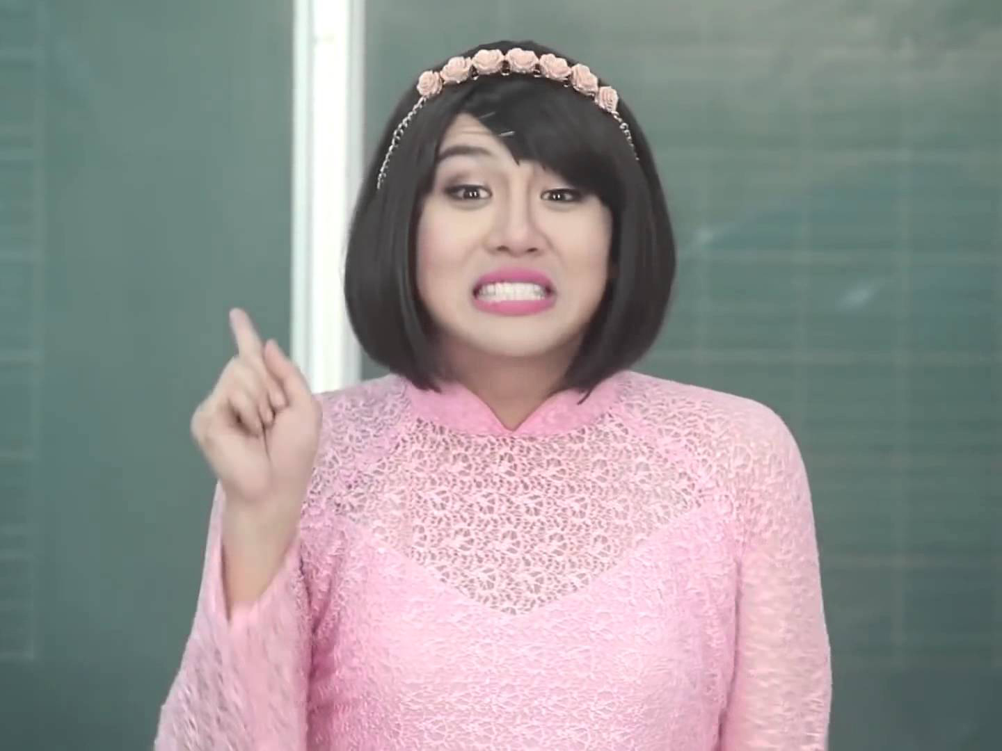 Duy Khánh ZhouZhou nổi lên với vai diễn “cô giáo Khánh” 