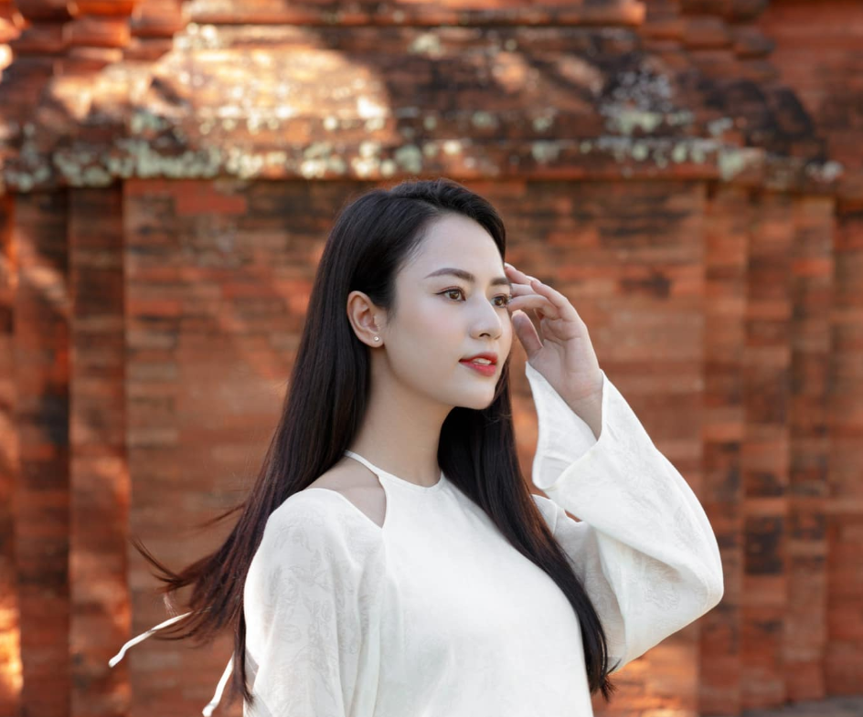 Hình ảnh diễn viên Việt Hoa ngoài đời