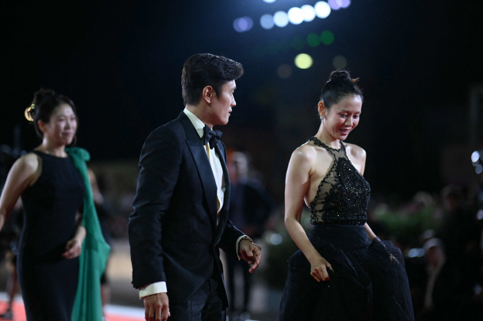 Son Ye Jin sánh đôi Lee Byung Hun trên thảm đỏ Venice