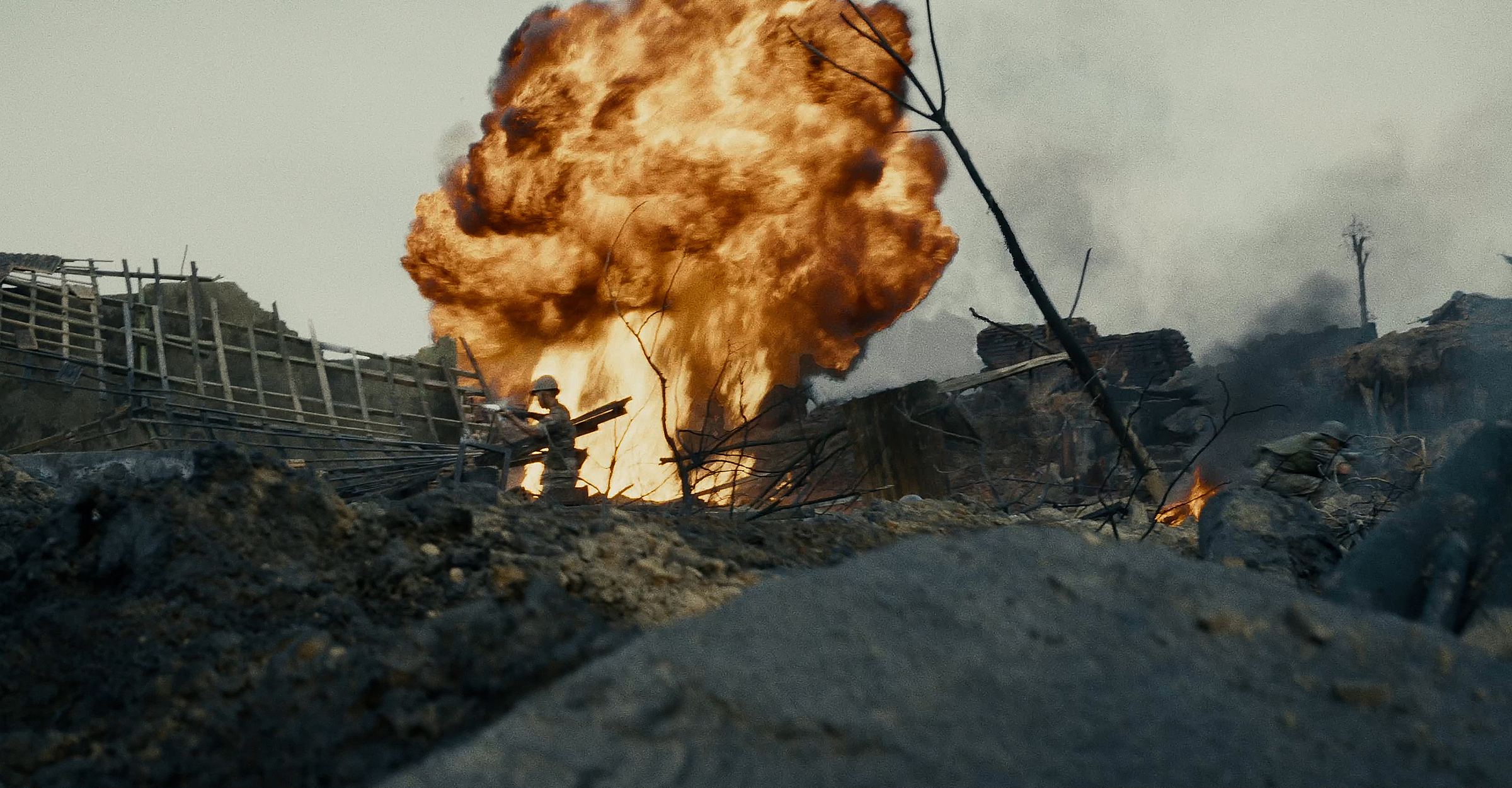 Phim 'Mưa đỏ' tung cảnh thành cổ Quảng Trị trong bom đạn